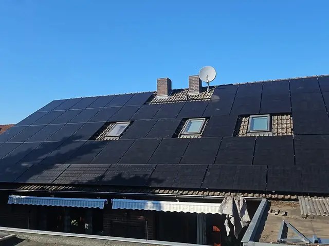 Photovoltaikanlage auf einem Hausdach.