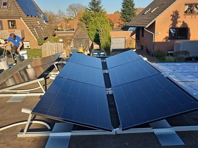 Aufgeständerte Photovoltaikanlage auf Flachdach.