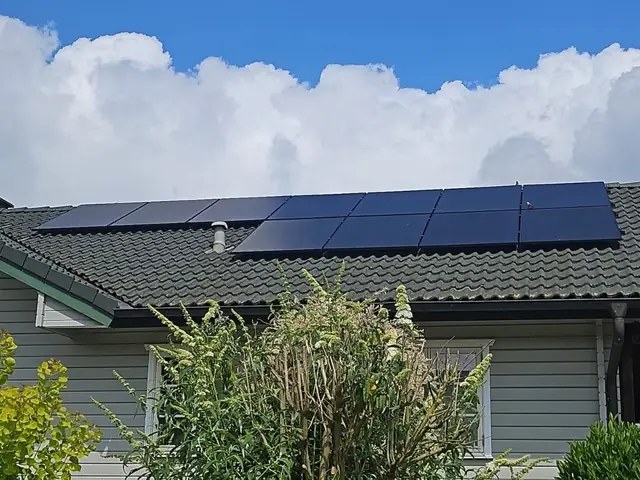 Montage einer Photovoltaikanlage.