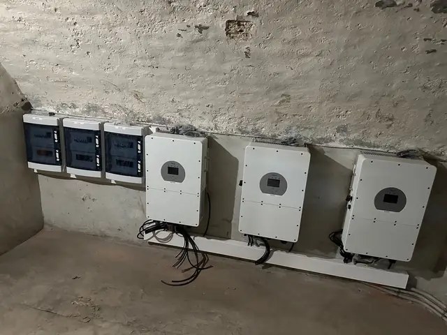 Hochvolt-Speichersystem mit Wechselrichtern.