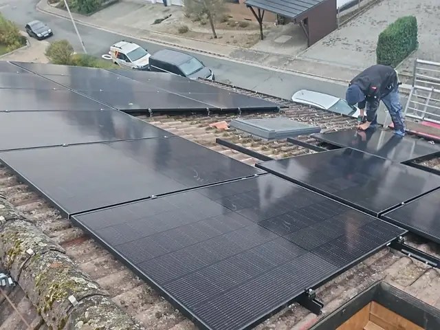 Dachmontage der Solarmodule.