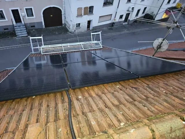 Solarmodule auf einer Flachdachfläche.