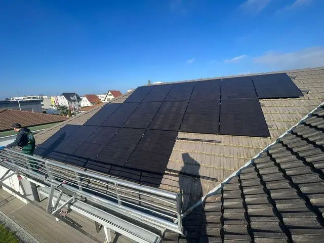 Moderne Photovoltaik auf Schrägdach.