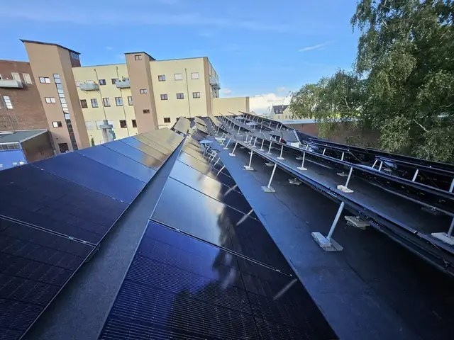 Photovoltaik auf Garage und Flachdach.
