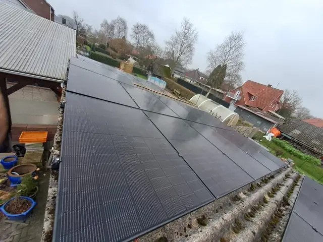 Dachfläche optimal mit Solarmodulen genutzt.