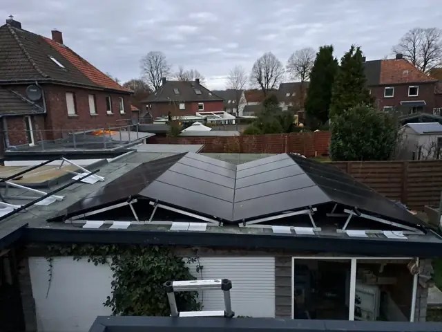 Gewerbliche Dachfläche mit Photovoltaik.