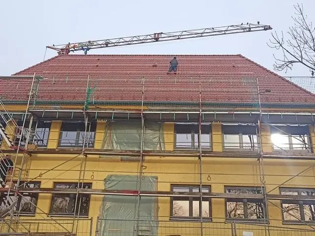 PV-Installation mit Gerüst.