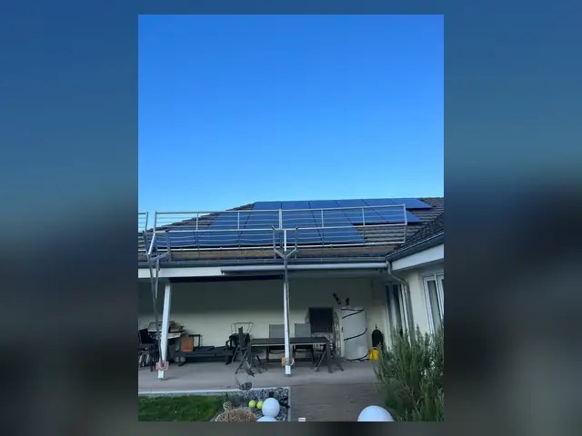 Solarmodule auf einem Bestandsgebäude.