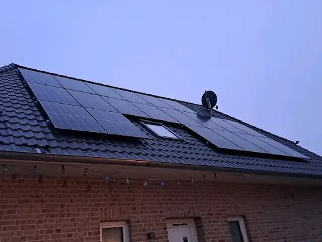 Photovoltaikanlage auf einem Hausdach.