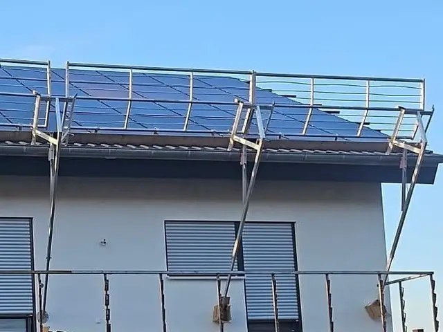 Solarmodule während der Dachmontage.