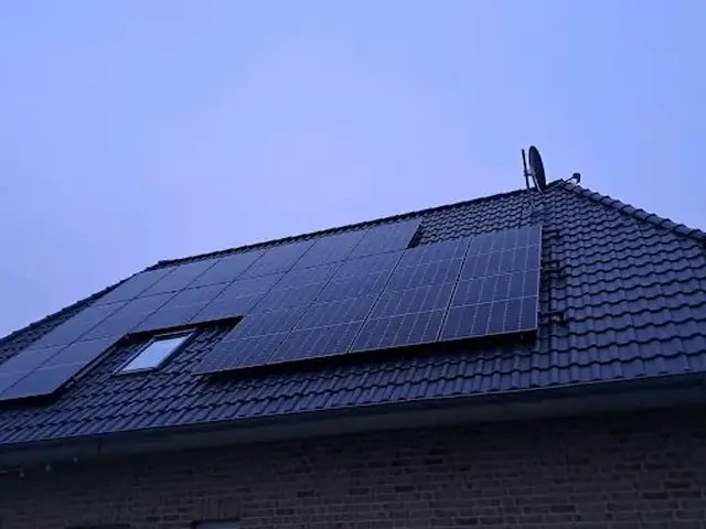 Full-Black Solarmodule auf Ziegeldach.