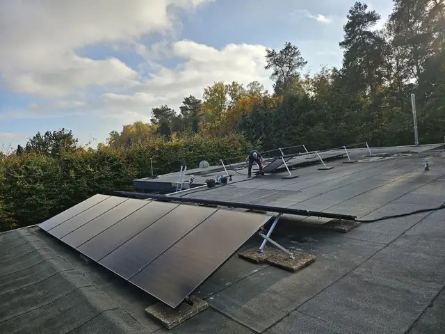 Aufgeständerte Photovoltaikanlage auf Flachdach.