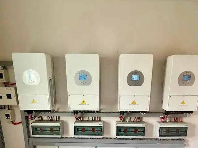 Hybrid-Wechselrichter und Batteriespeicher.