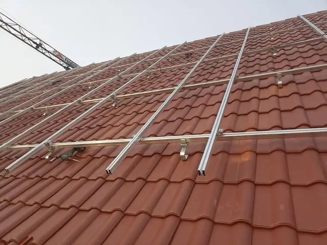 Vorbereitung der Dachfläche für Photovoltaik.