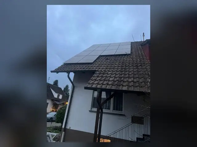 Moderne Photovoltaik auf Schrägdach.