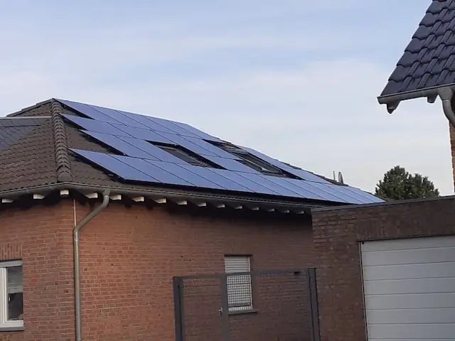Dachfläche optimal mit Solarmodulen genutzt.