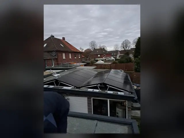 Solarmodule auf einer Flachdachfläche.