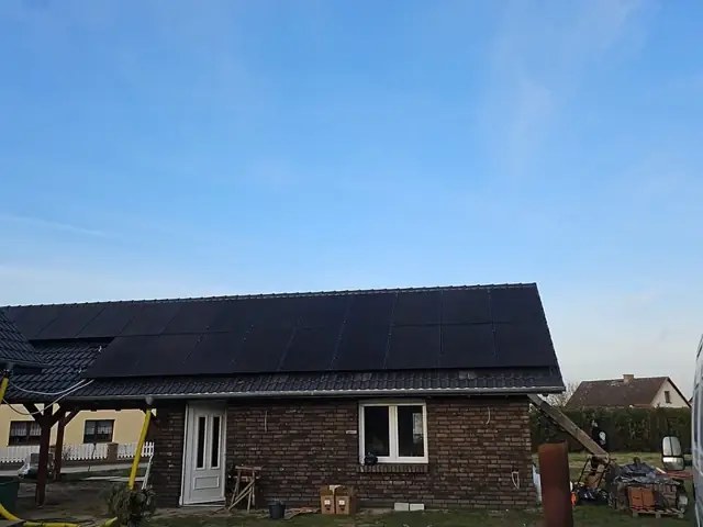 Solarmodule auf einem Bestandsgebäude.