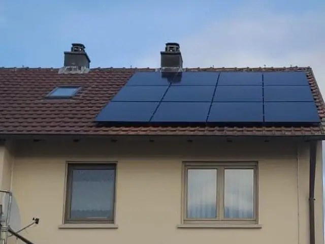 Photovoltaikanlage auf einem Hausdach.