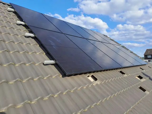 Full-Black Solarmodule auf Ziegeldach.