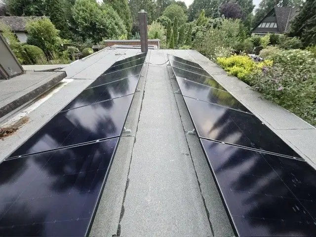 Gewerbliche Dachfläche mit Photovoltaik.