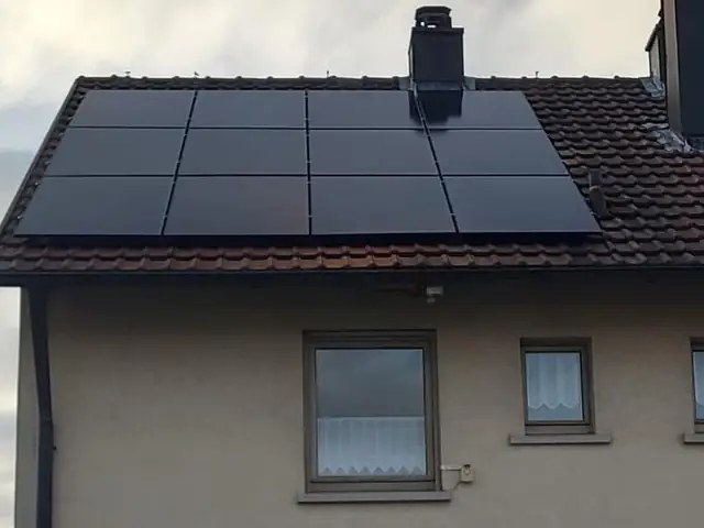 Moderne Photovoltaik auf Schrägdach.