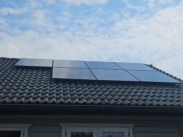 Dachfläche optimal mit Solarmodulen genutzt.