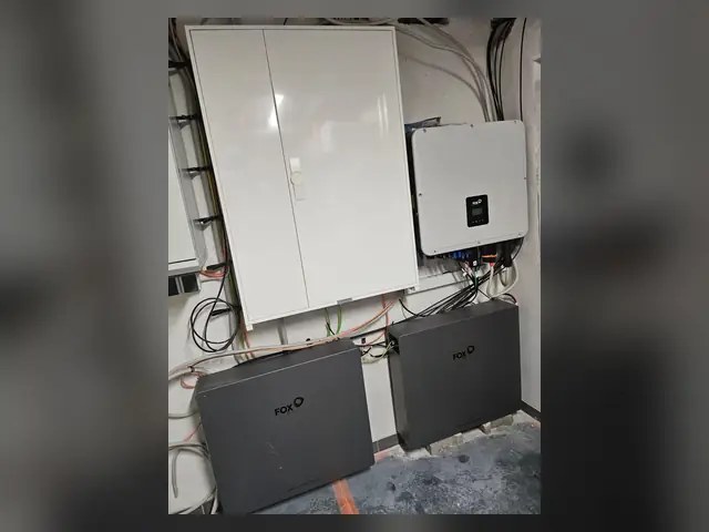 Hybrid-Wechselrichter und Batteriespeicher.