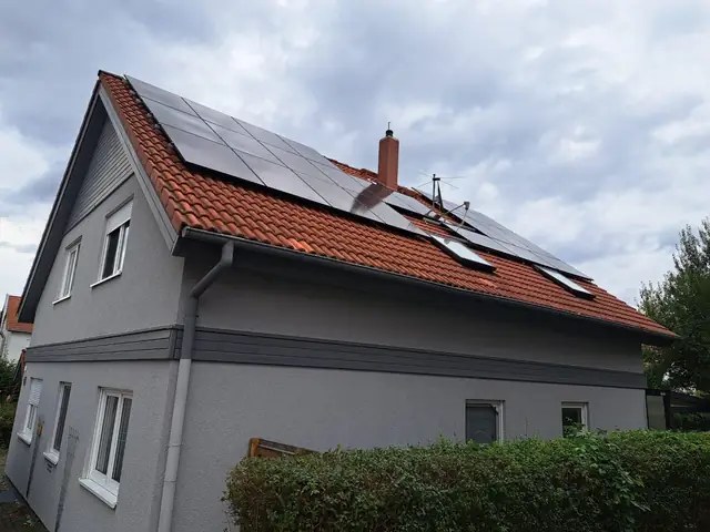 Solarmodule auf einem Bestandsgebäude.