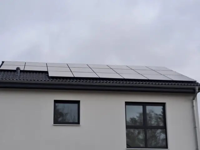 Photovoltaikanlage auf einem Hausdach.