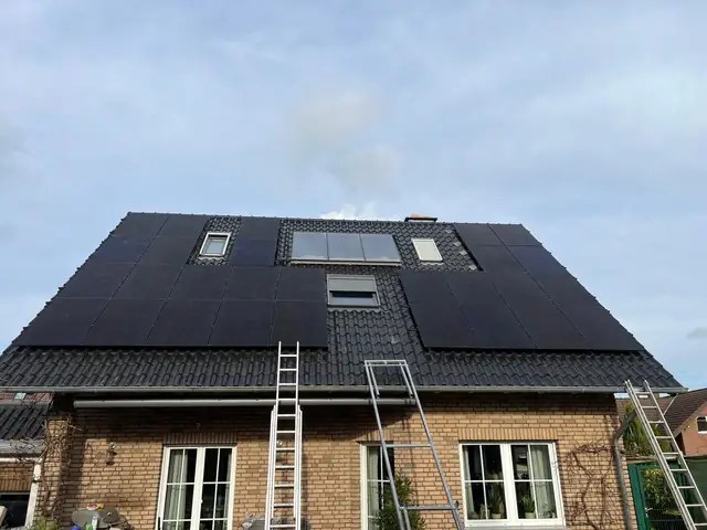 Full-Black Solarmodule auf Ziegeldach.