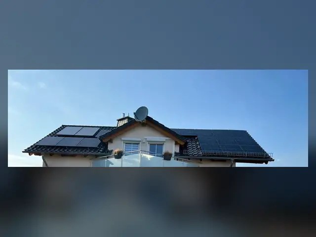 Moderne Photovoltaik auf Schrägdach.