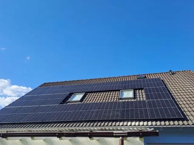 Dachfläche optimal mit Solarmodulen genutzt.