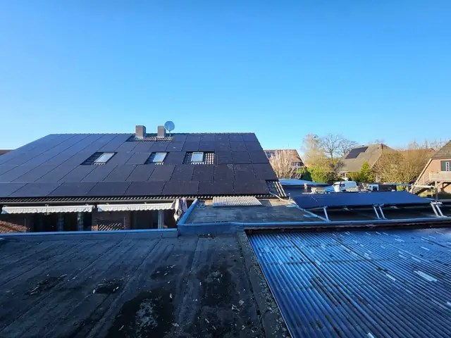 Solarmodule auf einem Bestandsgebäude.