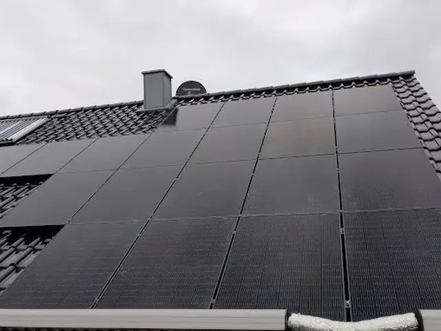 Photovoltaikanlage auf einem Hausdach.