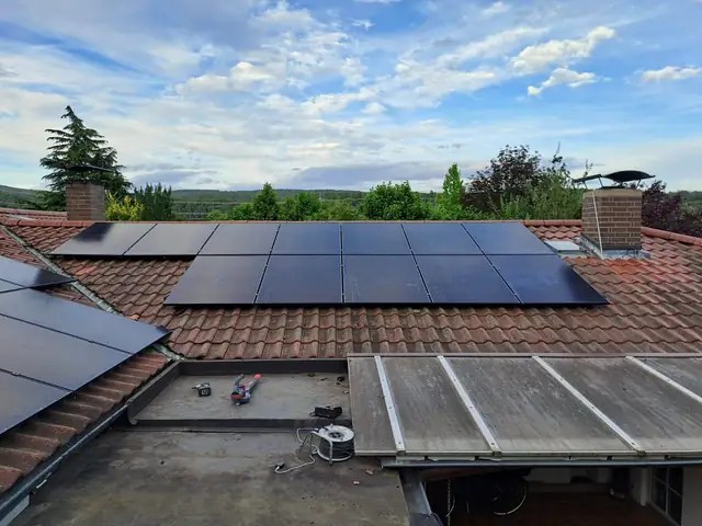 Full-Black Solarmodule auf Ziegeldach.
