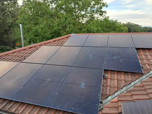 Fertig montierte PV-Anlage.